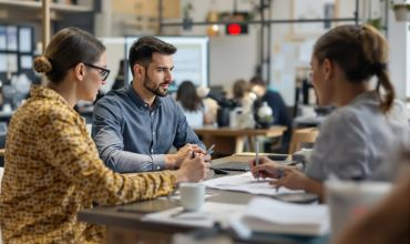 business online 370x220 1 business online 370x220 1